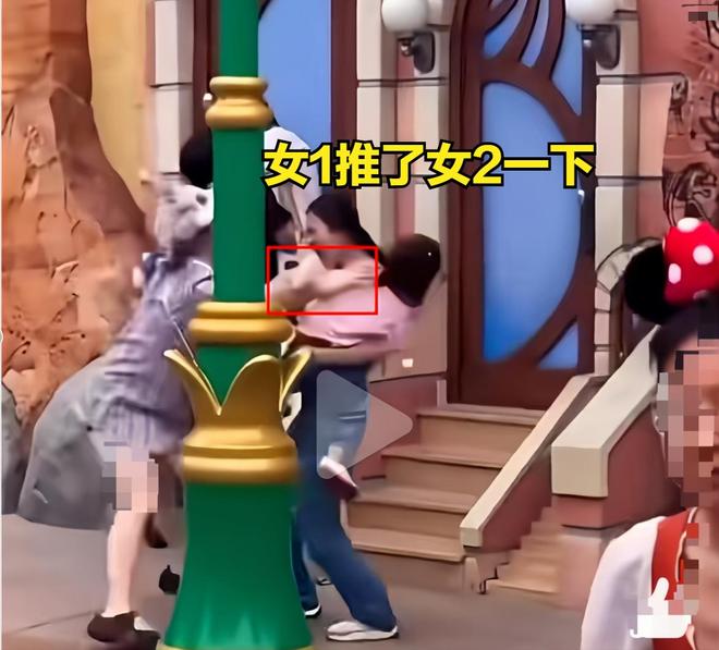 续妻子抱着孩子边哭边求饶细节曝光不朽情缘上海迪士尼一家三口被打后(图1)